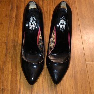 Black pumps